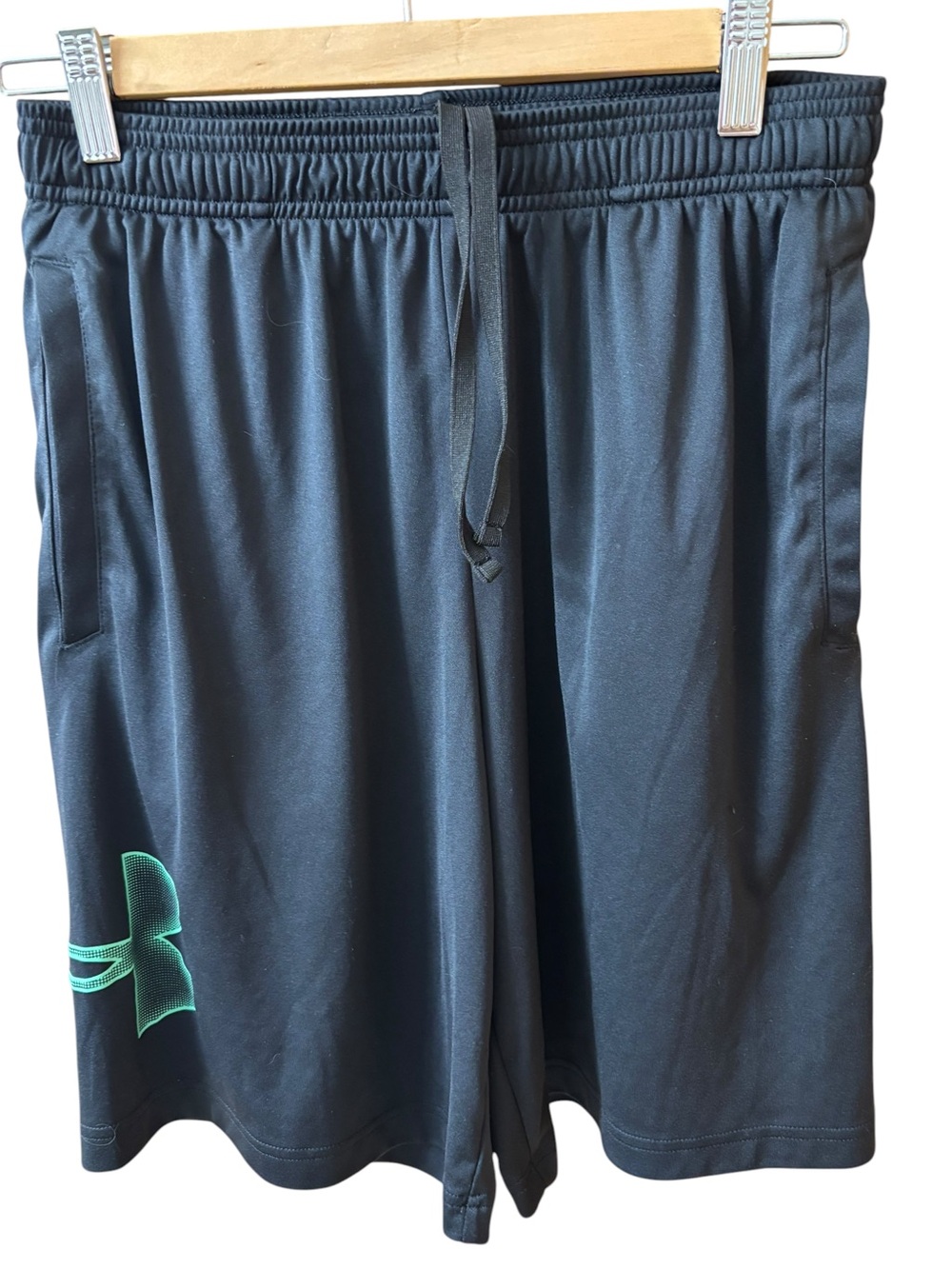 Under Armour HeatGear Men’s Medium Black Athletic Shorts Green Logo
